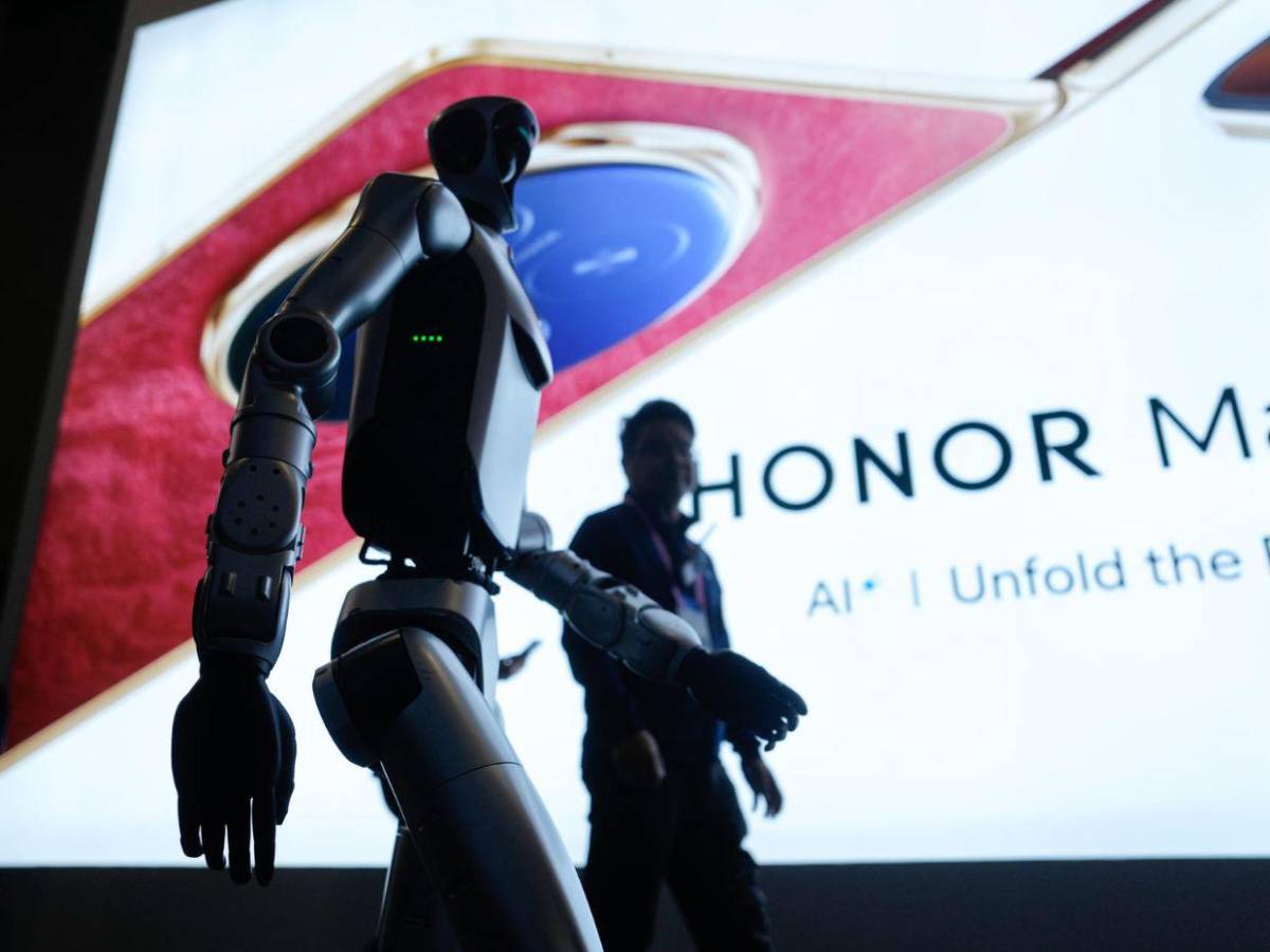 El rey Felipe VI abre el MWC 2026 en Barcelona, dominado por IA y robots