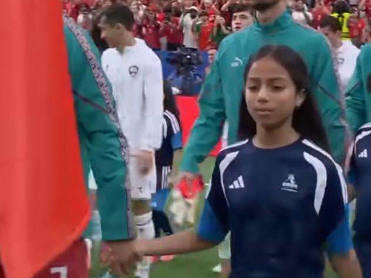 Génesis, la niña hondureña que salió al campo junto a Cristiano Ronaldo en el Mundial 2026