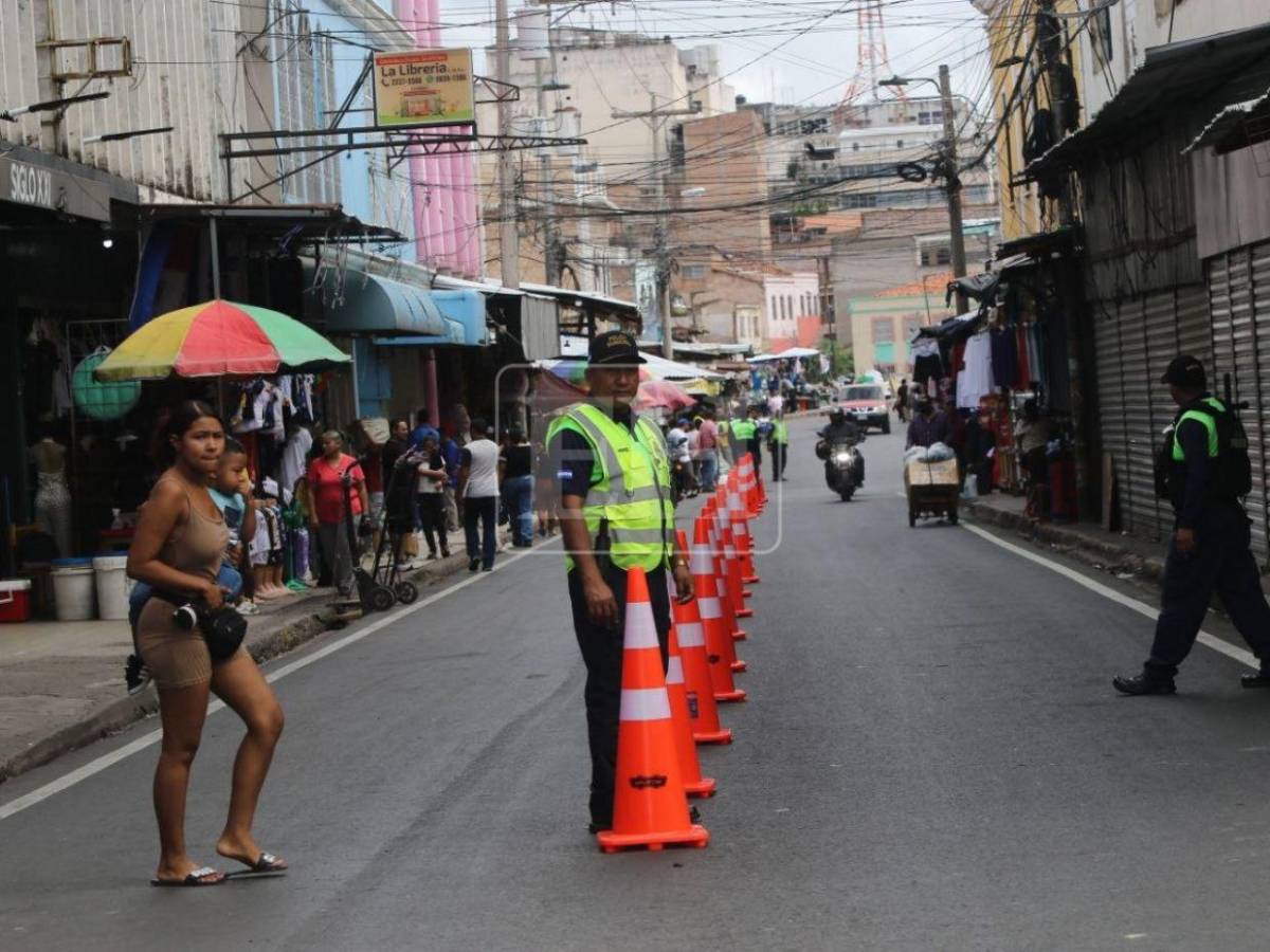 ¡Despejadas! AMDC libera aceras de la cuarta avenida de Comayagüela