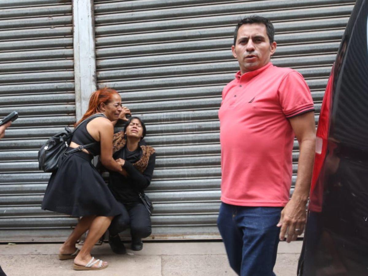 Sacalo de ahí, mami: Dolor y llanto de familiares al reclamar al joven asesinado en La Cuesta