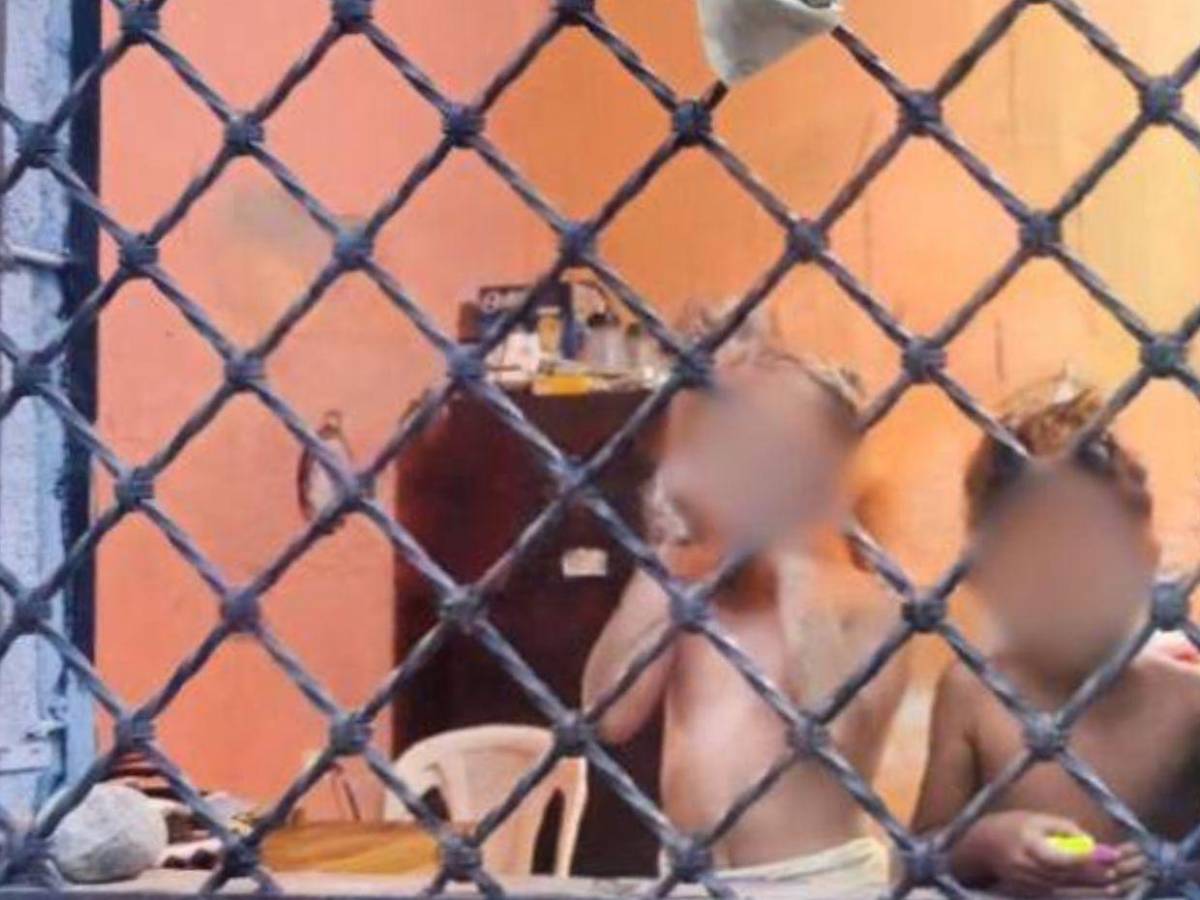 Estaban sin ropa y amarrados a una puerta: madre dejaba solos a sus hijos mientras salía a vender