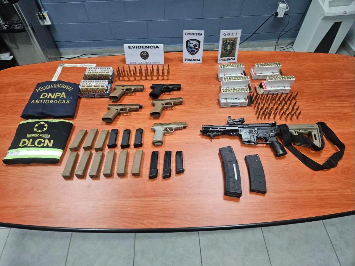 Venían camufladas entre ropa, juguetes y encomiendas desde EEUU: contenedor incautado con armas