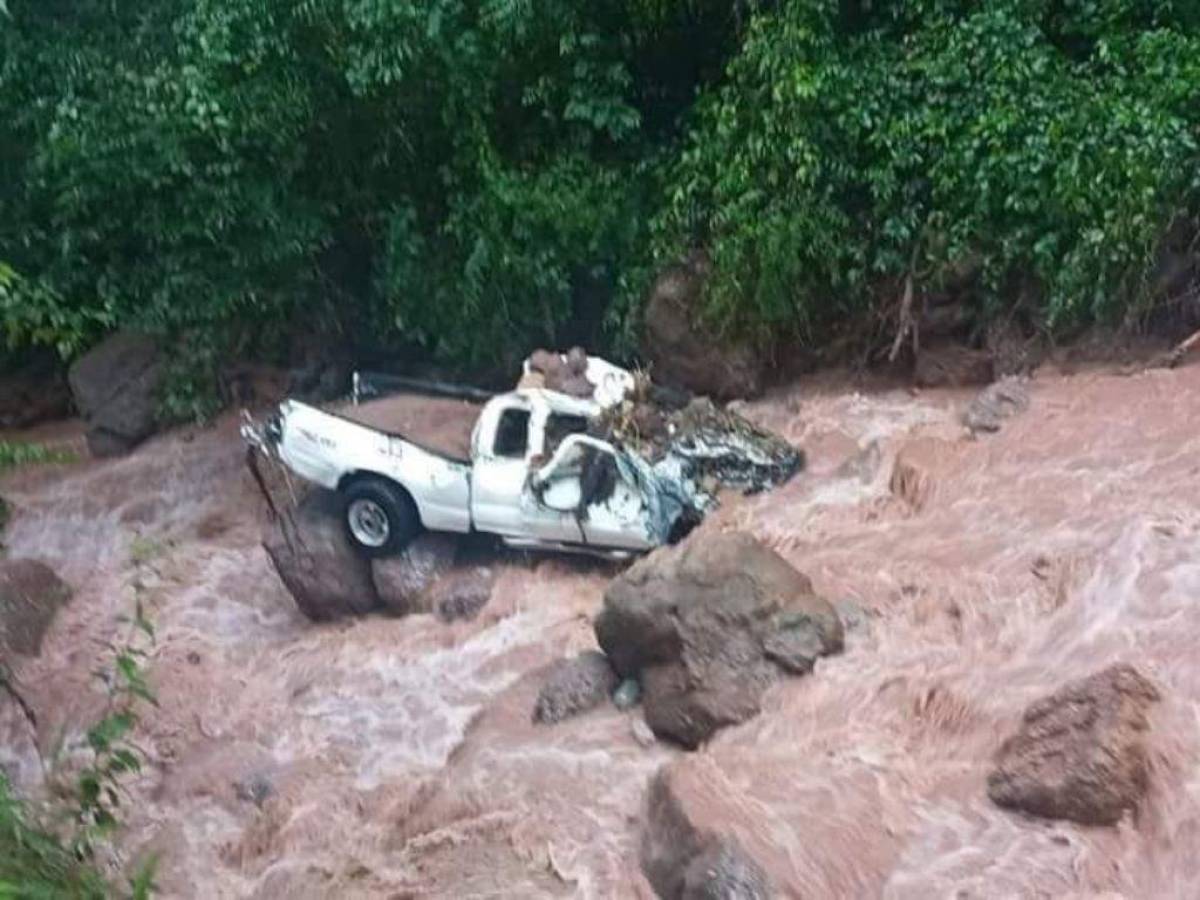 Río arrastra vehículo en Comayagua y deja un muerto, dos sobrevivientes y dos desaparecidos