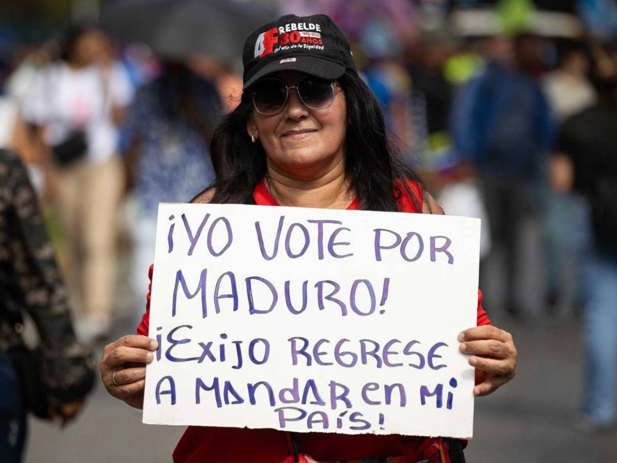 Disfrazados de Maduro y Cilia, jóvenes chavistas marchan en Caracas pidiendo su liberación