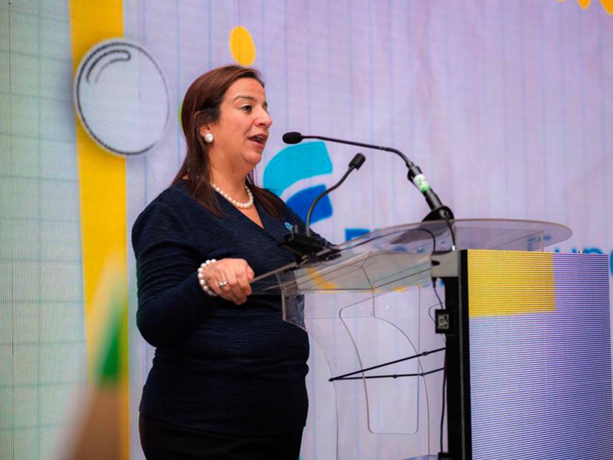 Karla Simón, Vicepresidente de Sostenibilidad de Grupo Financiero Ficohsa, compartiendo el enfoque en los Objetivos de Desarrollo Sostenible: Educación de Calidad, Hambre Cero y Alianzas para lograr los objetivos.