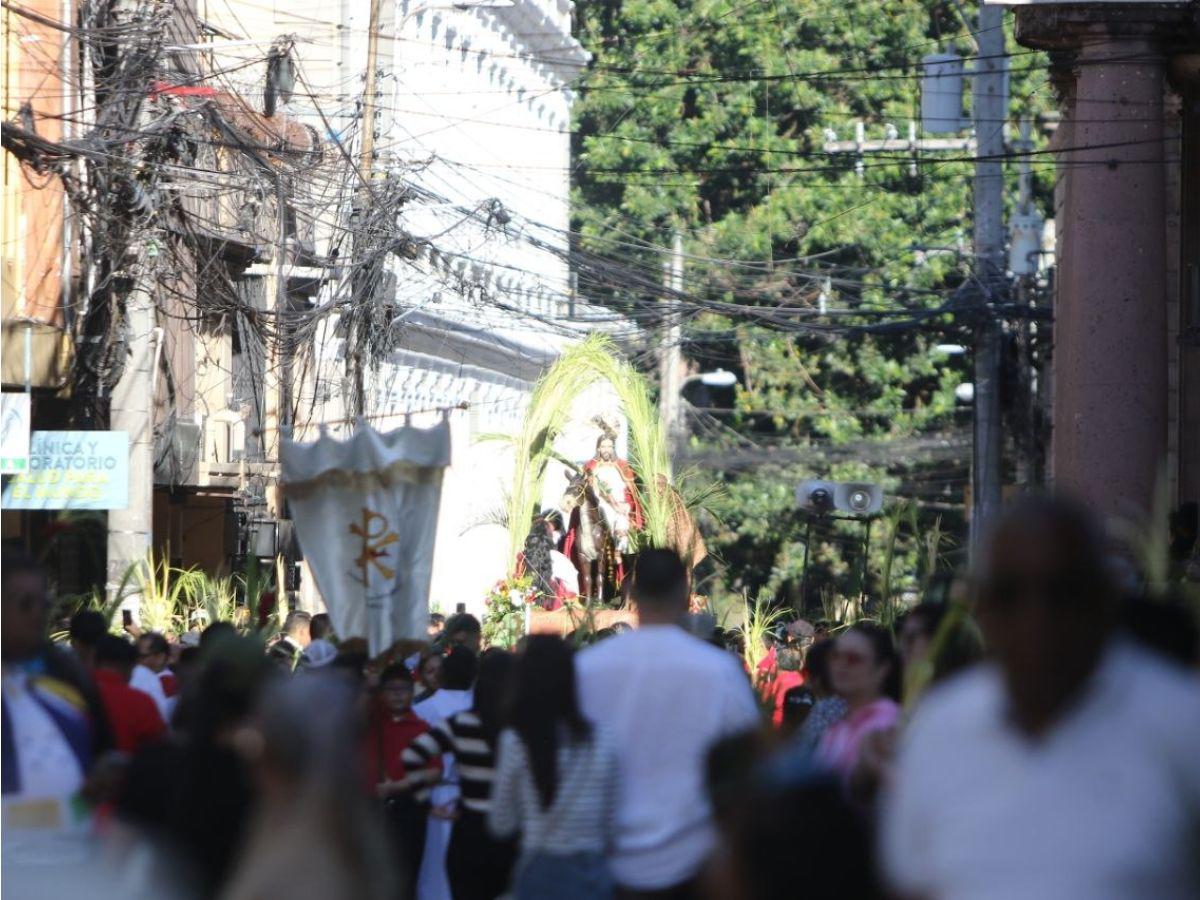 Con cantos y palmas en manos, feligreses conmemoran el Domingo de Ramos