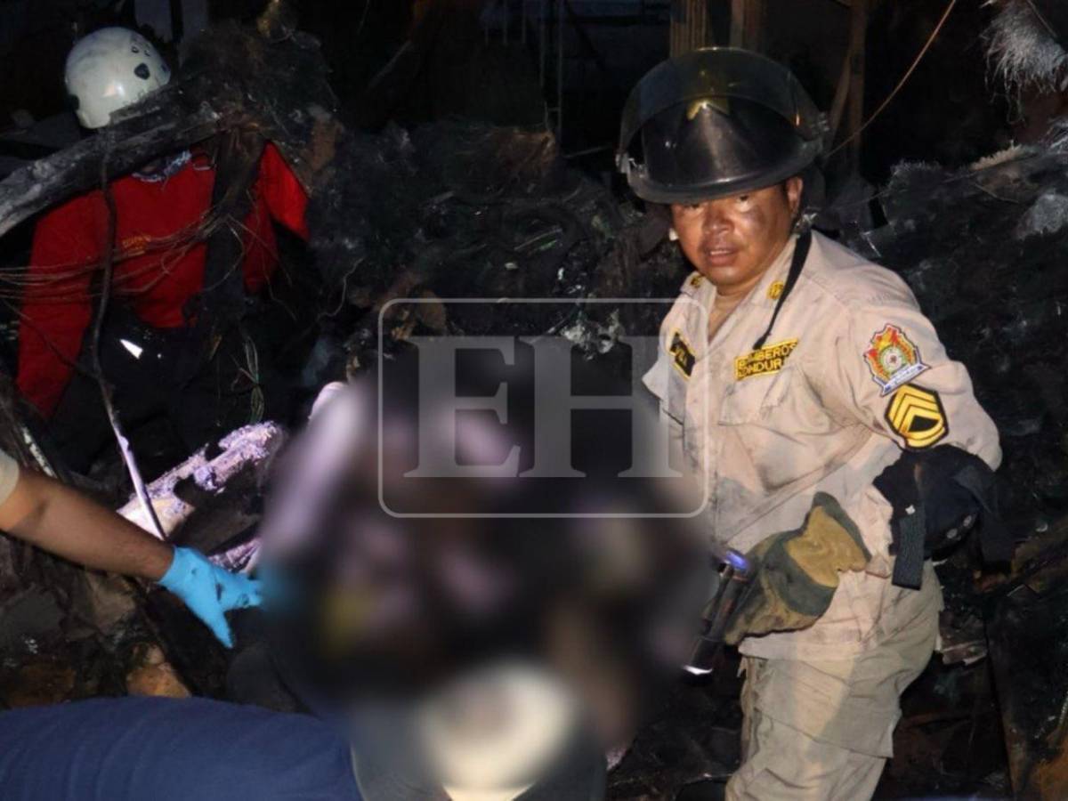Totalmente carbonizado: Momento en que remueven el cuerpo del conductor de volqueta en Villa Nueva