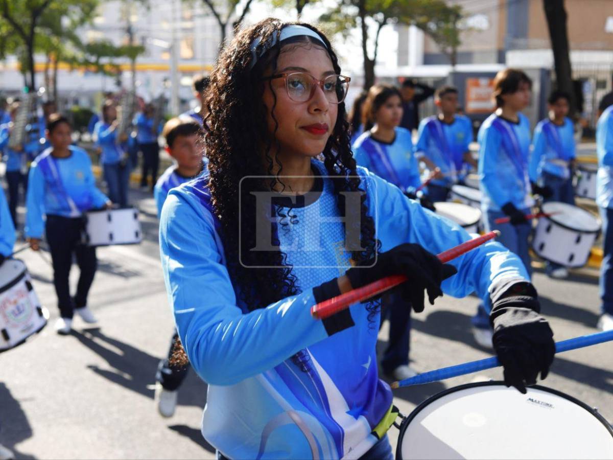 Con bandas y pancartas, estudiantes desfilan en SPS por el Día de la Alfabetización