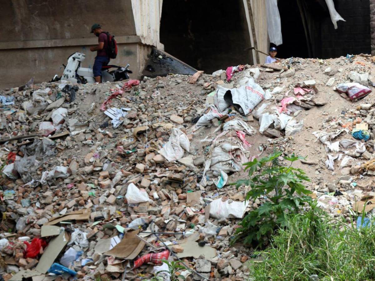 Casi a secas y lleno de basura: así luce el Río Choluteca de la capital