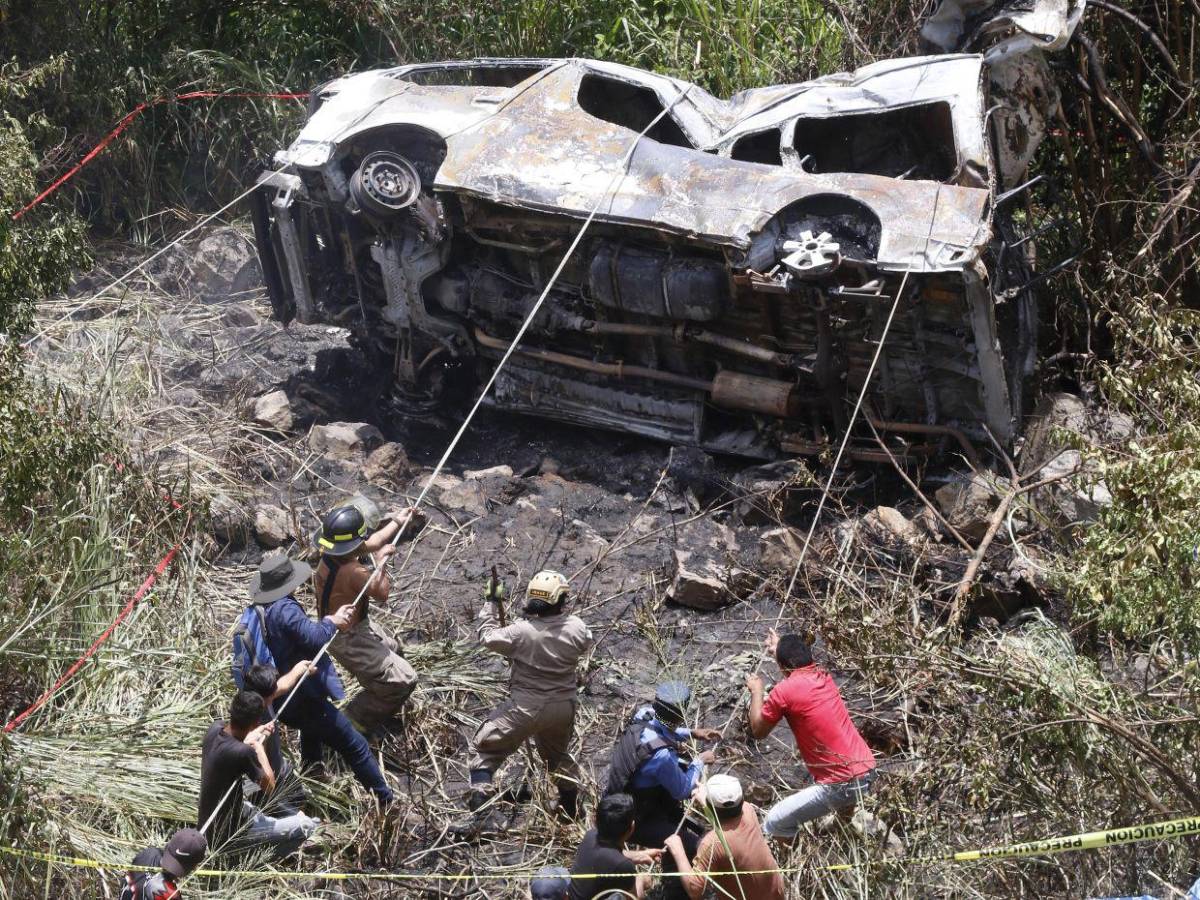 Iba a exceso de velocidad y se llevó un poste: lo que se sabe de fatal accidente en Cofradía