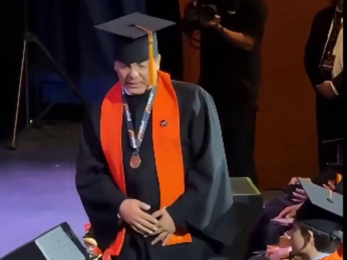 Cristian Castro demuestra que nunca es tarde: se gradúa de preparatoria a los 51 años