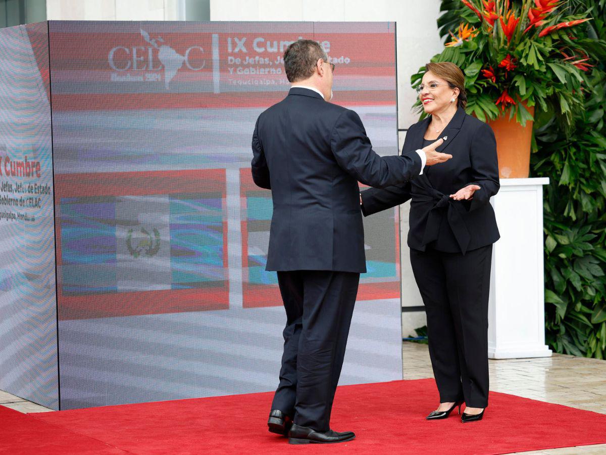 Besos y abrazos: Así dio la bienvenida Xiomara Castro a los presidentes en la Cumbre de la Celac