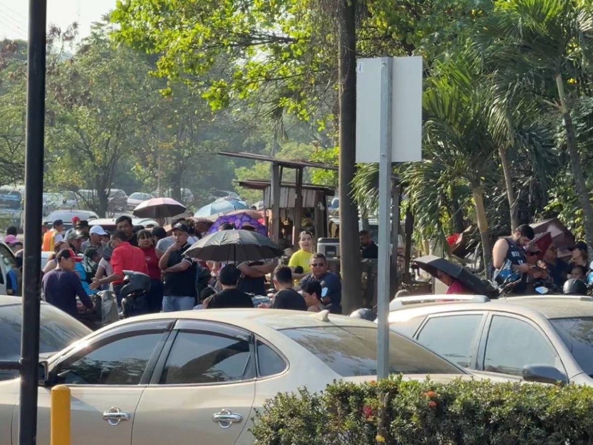 Un mar de personas reclama hoy su dinero ante Inversiones Koriun en Choloma