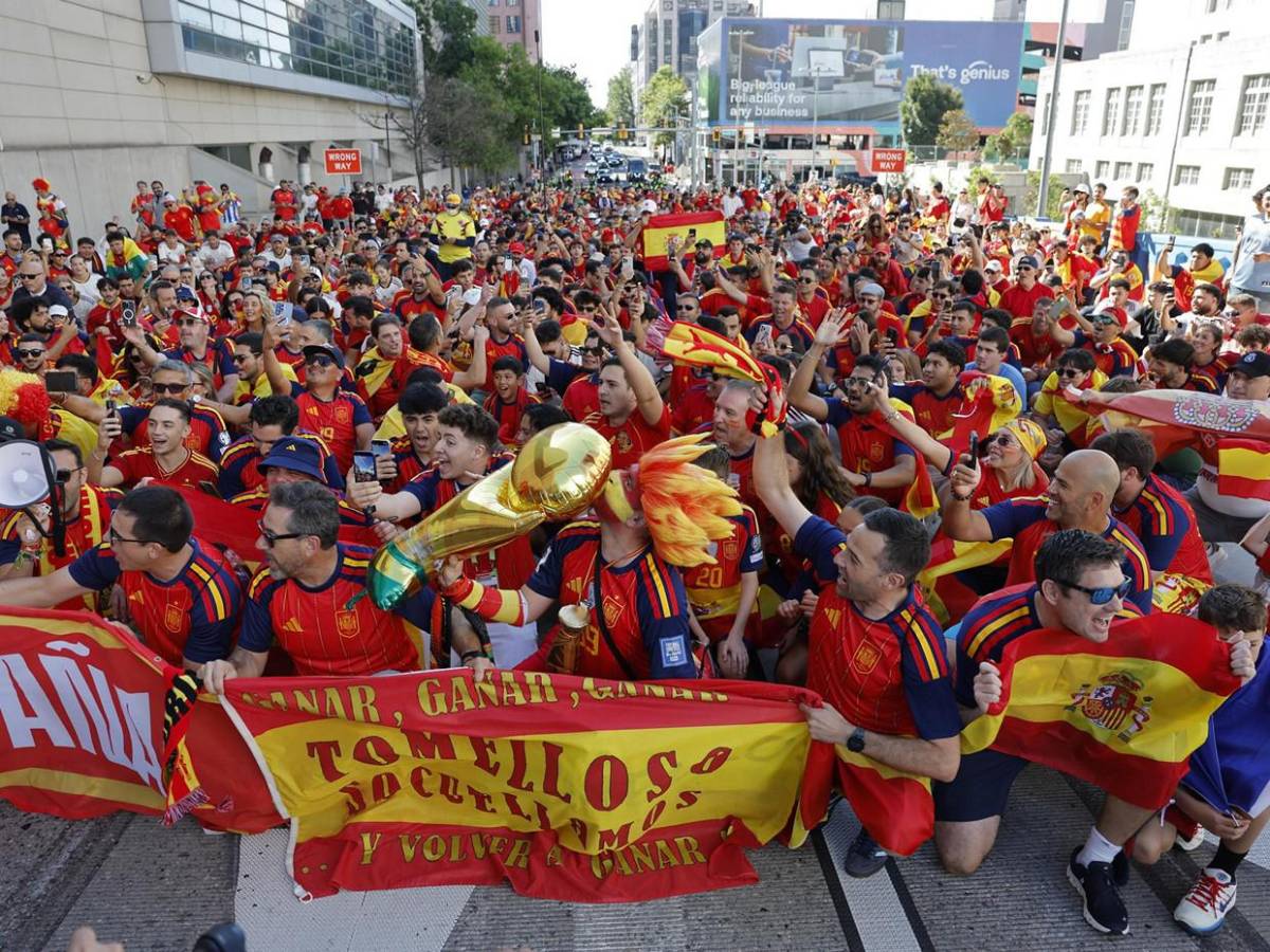 Locura en calles de Atlanta, cientos de españoles animan la previa España vs Cabo Verde