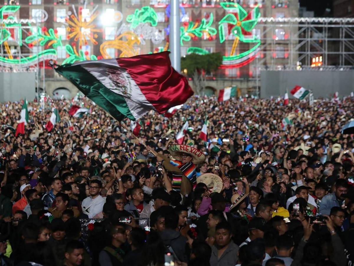 Zócalo desbordado, la mayor plaza pública de México vibra al grito de ¡Viva la independencia!