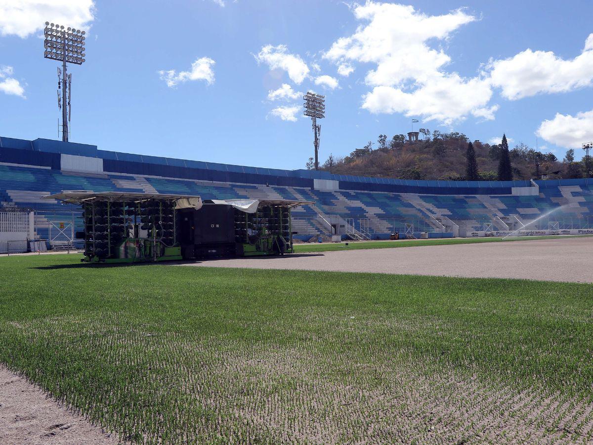 Con esta novedosa maquinaria, personal de la empresa encargada realizó los trabajos de cosido del nuevo césped del Chelato Uclés.