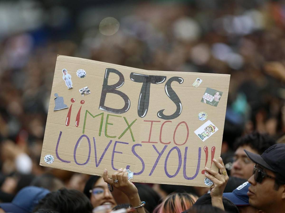 BTS sorprende a miles de seguidores en el Zócalo de México
