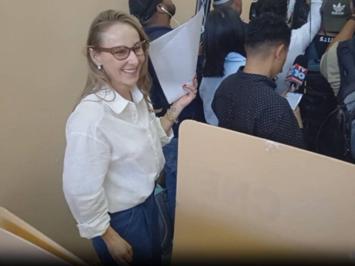 Jorge Cálix ejerce el sufragio tras horas de espera por atraso de maletas electorales