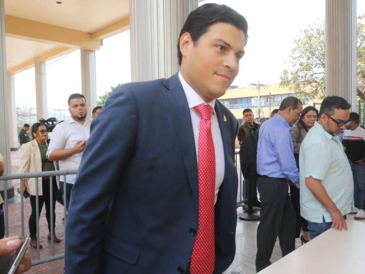 Marlon Ochoa comparece ante la comisión especial del Congreso Nacional Marlon Ochoa comparece ante la comisión especial del Congreso Nacional