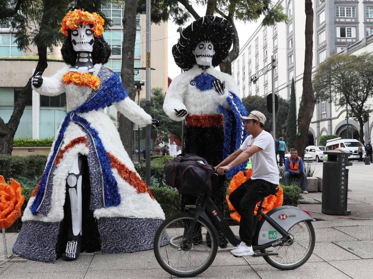 Gigantescas obras de arte llenan de vida Ciudad de México para el Día de Muertos