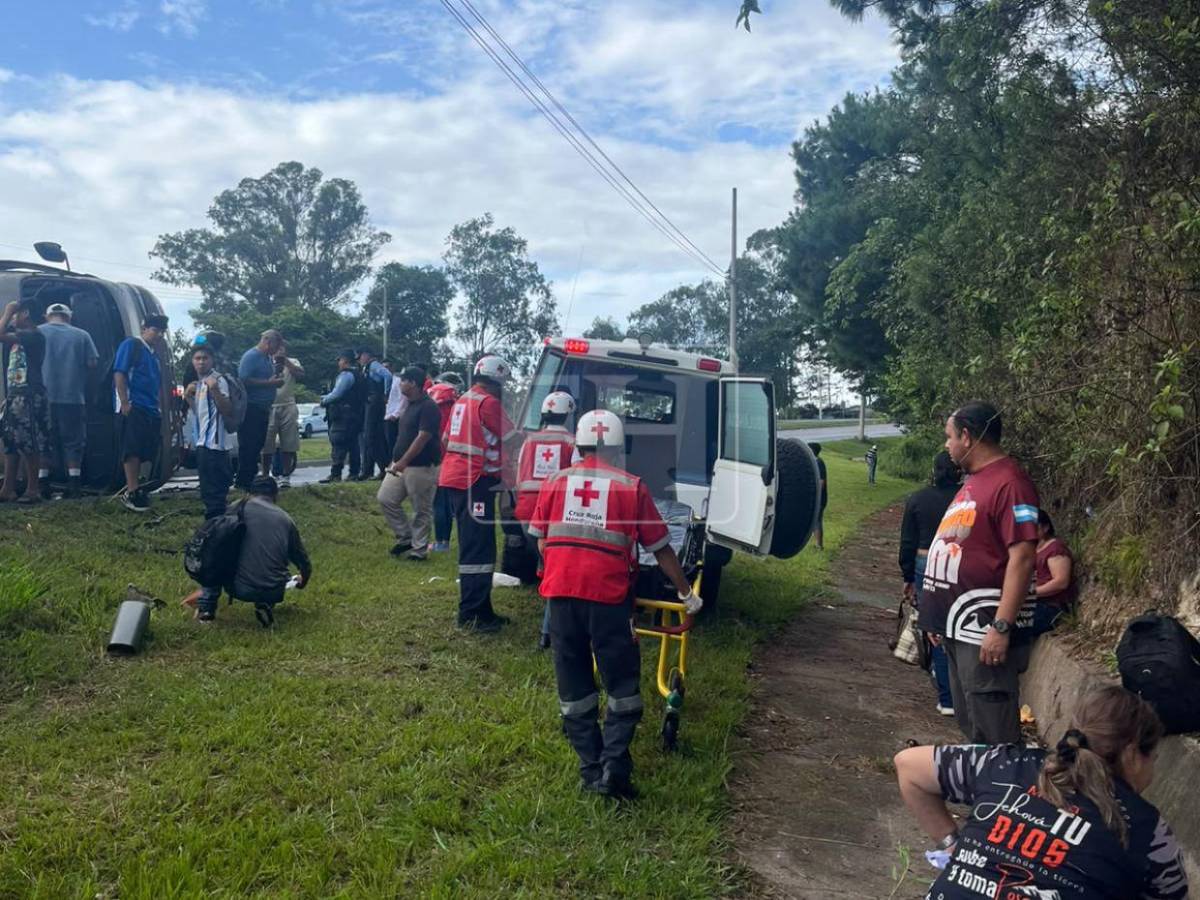 Se volcó y terminó en el carril contrario: accidente de rapidito deja varios heridos en El Durazno