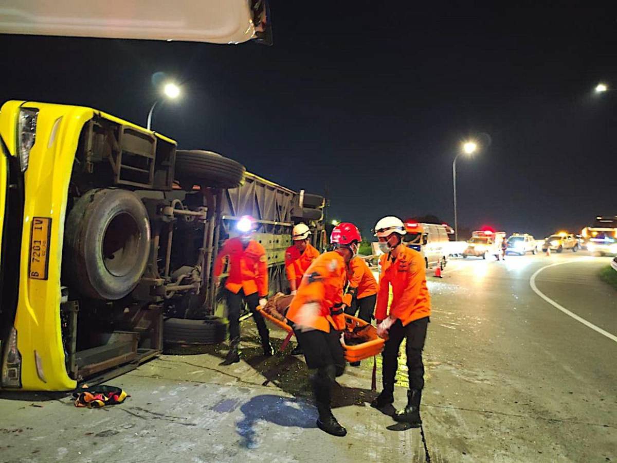 Tragedia en Indonesia: unos 16 muertos deja choque entre un autobús y camión cisterna