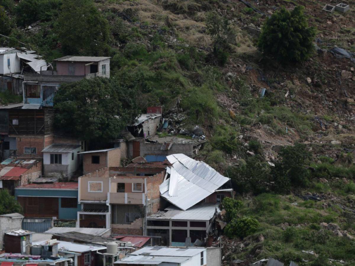 Con miedo y sin dormir:  Familias de la Guillén temen nuevos derrumbes en la zona cero