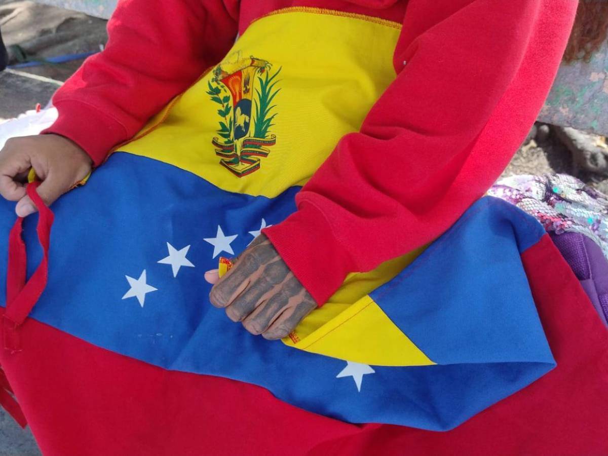 Migrantes venezolanos en Tegucigalpa celebran la captura de Nicolás Maduro