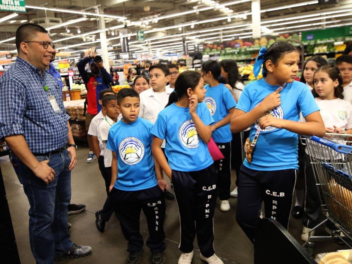 Los héroes ecológicos de Escuelas Amigables llevaron su alegría a Walmart