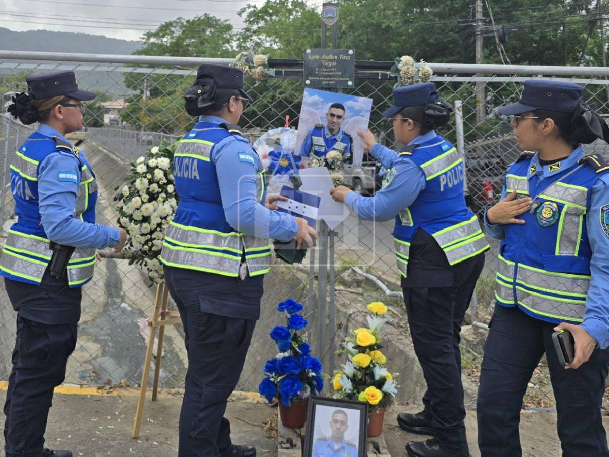 Emotivo homenaje a Kevin Pérez, policía que murió tras lanzarse a una quebrada para salvar a dos niños en SPS