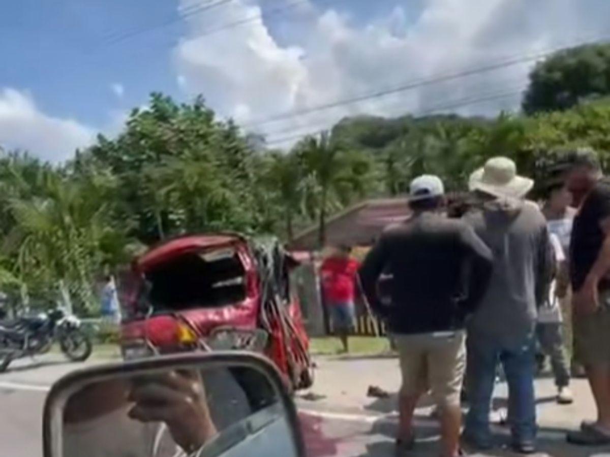 Quedaron atrapados en la mototaxi: momento en que rescataron a niños accidentados en Omoa