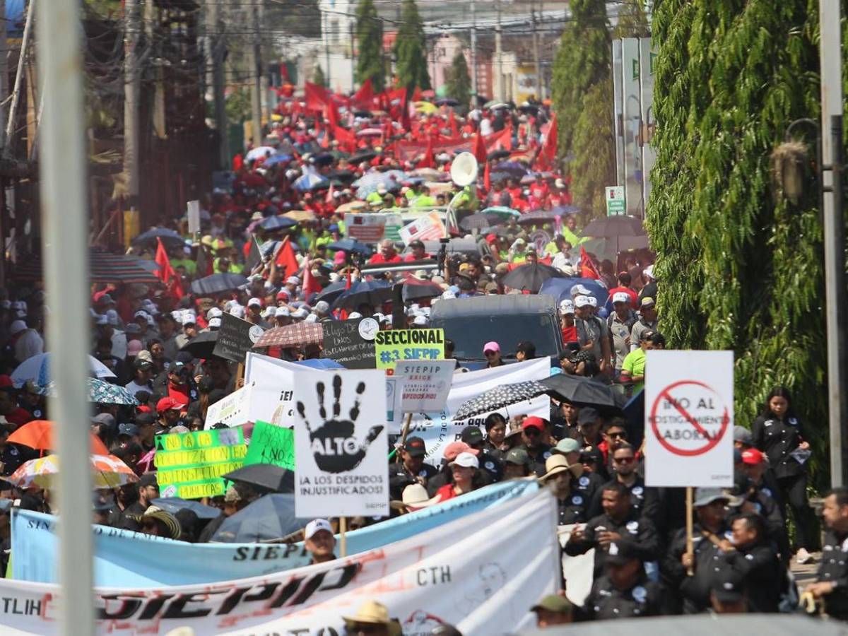 Las pancartas de exigencias y promesas incumplidas en marcha del Día del Trabajador