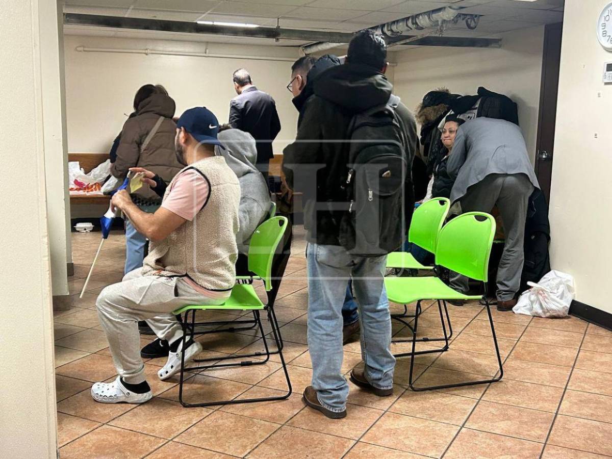 Largas filas y quejas marcan la jornada de votación de hondureños en Nueva York