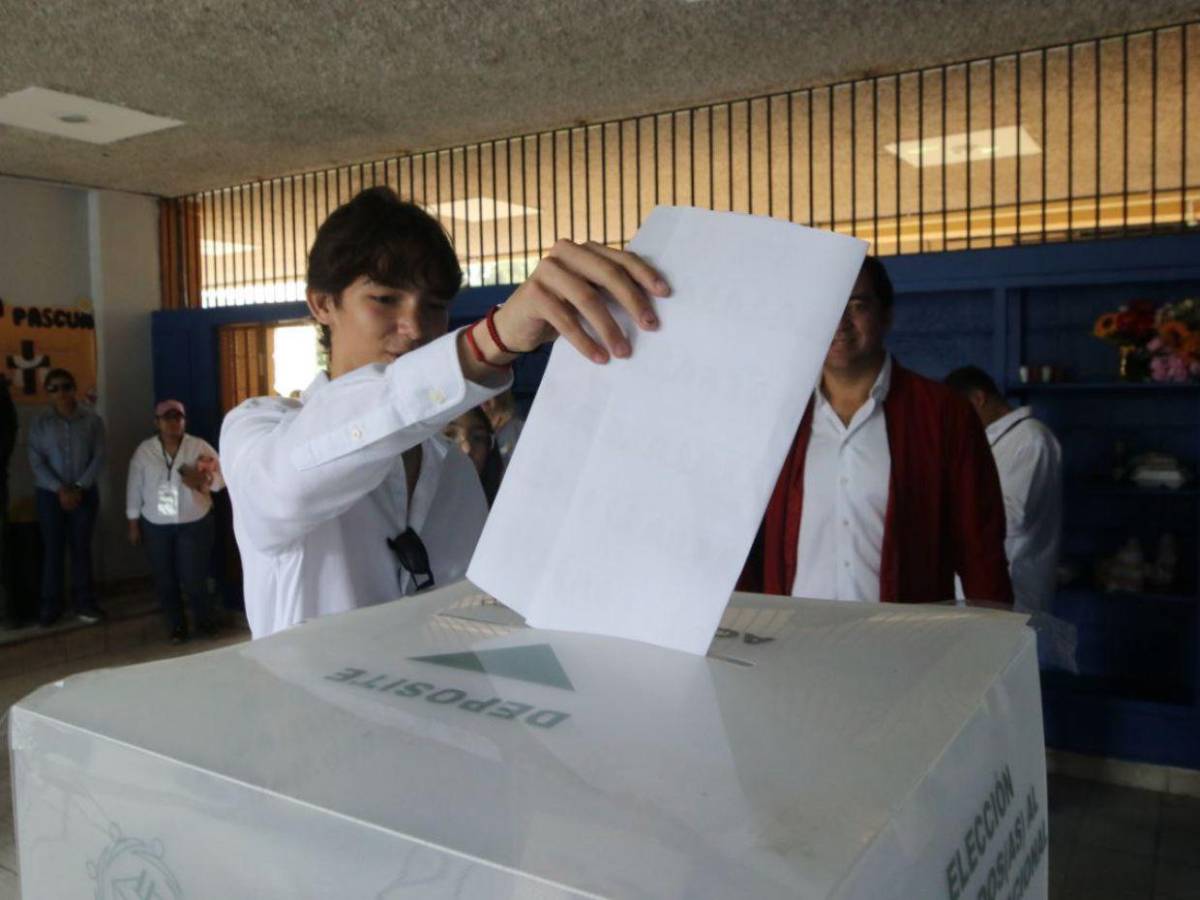 Nieto de la presidenta Xiomara Castro vota por primera vez en las elecciones generales