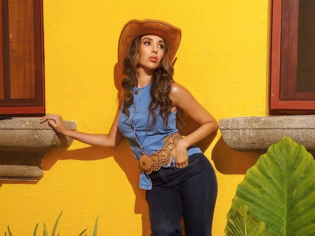 Miss Honduras parte rumbo a Tailandia para competir en Miss Universo 2025