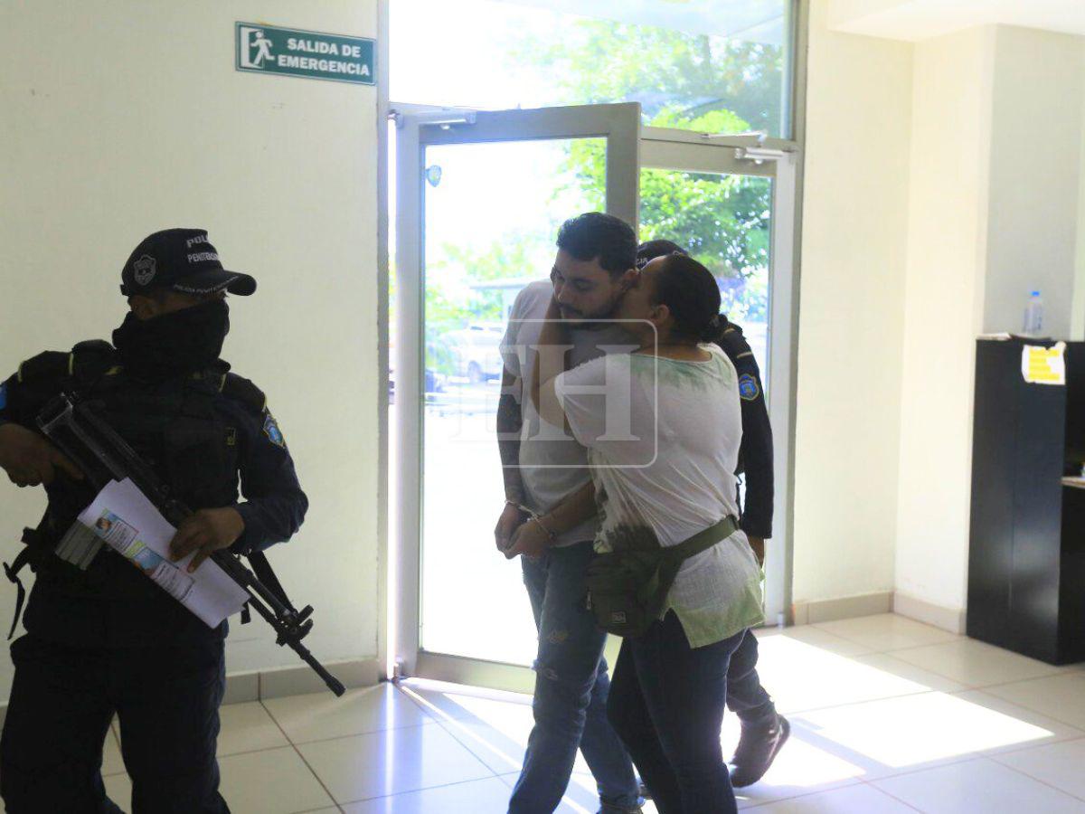 Con beso en la mejilla: así recibieron a Dennis Galván en el juzgado sus familiares