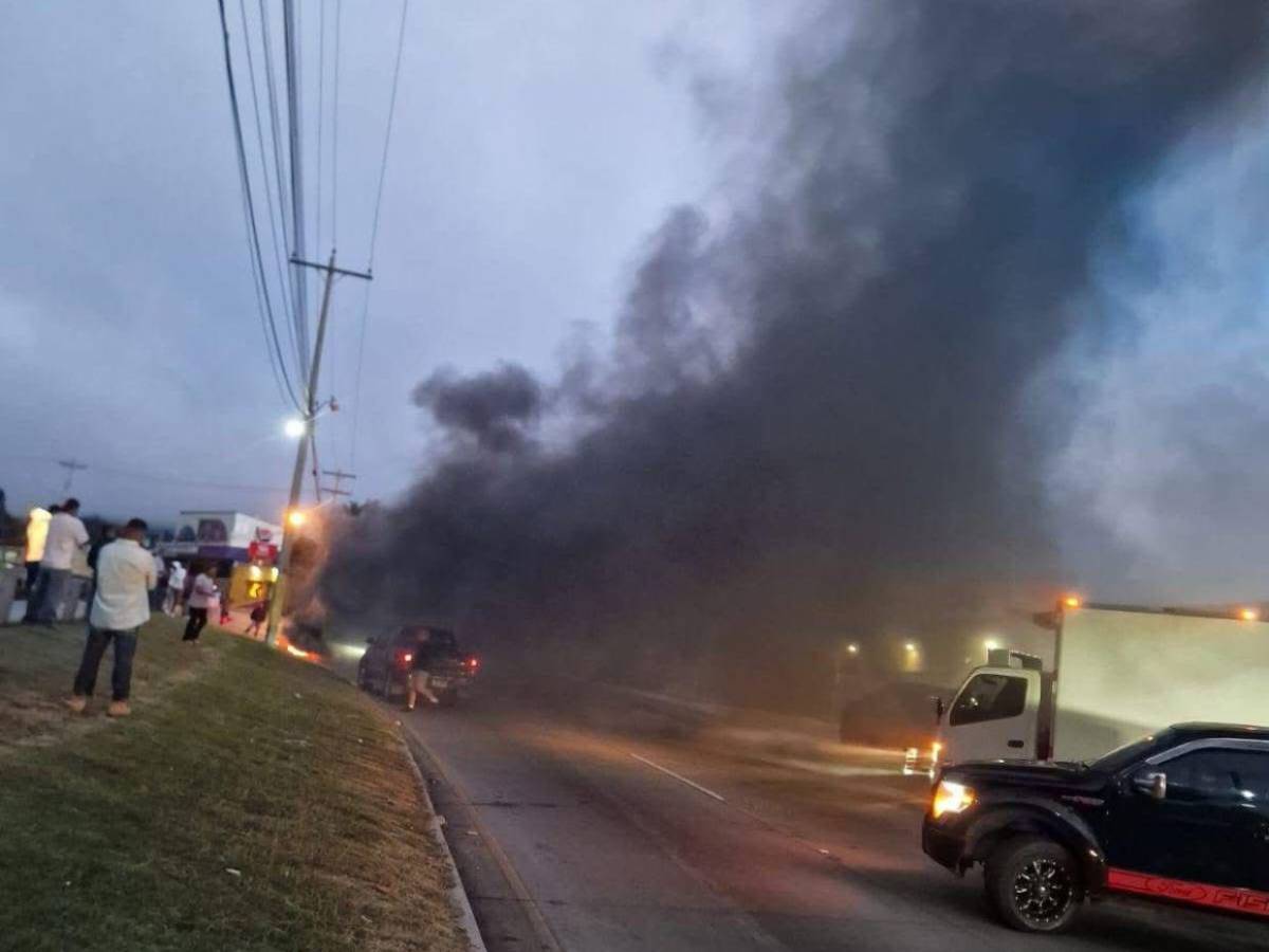 Tras quema de llantas, despejan la CA-5: imágenes que dejó la toma de militantes de Libre