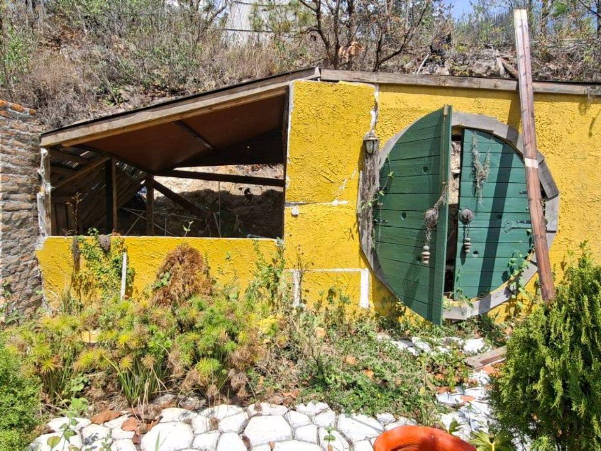 Semidestruida y sin utensilios luce la cabaña donde encontraron a Luis y Alejandra