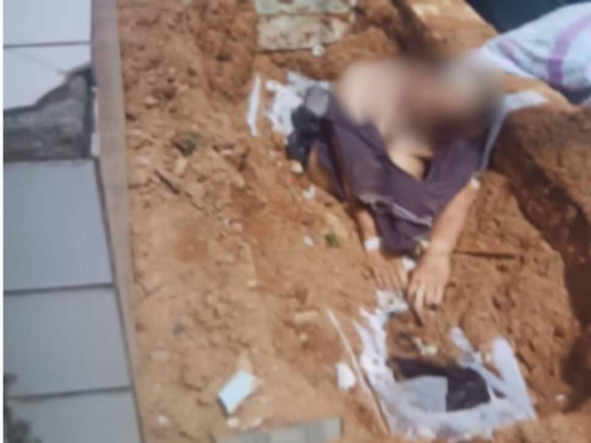 Sentado sobre su propia tumba encuentran cadáver en cementerio de Brasil