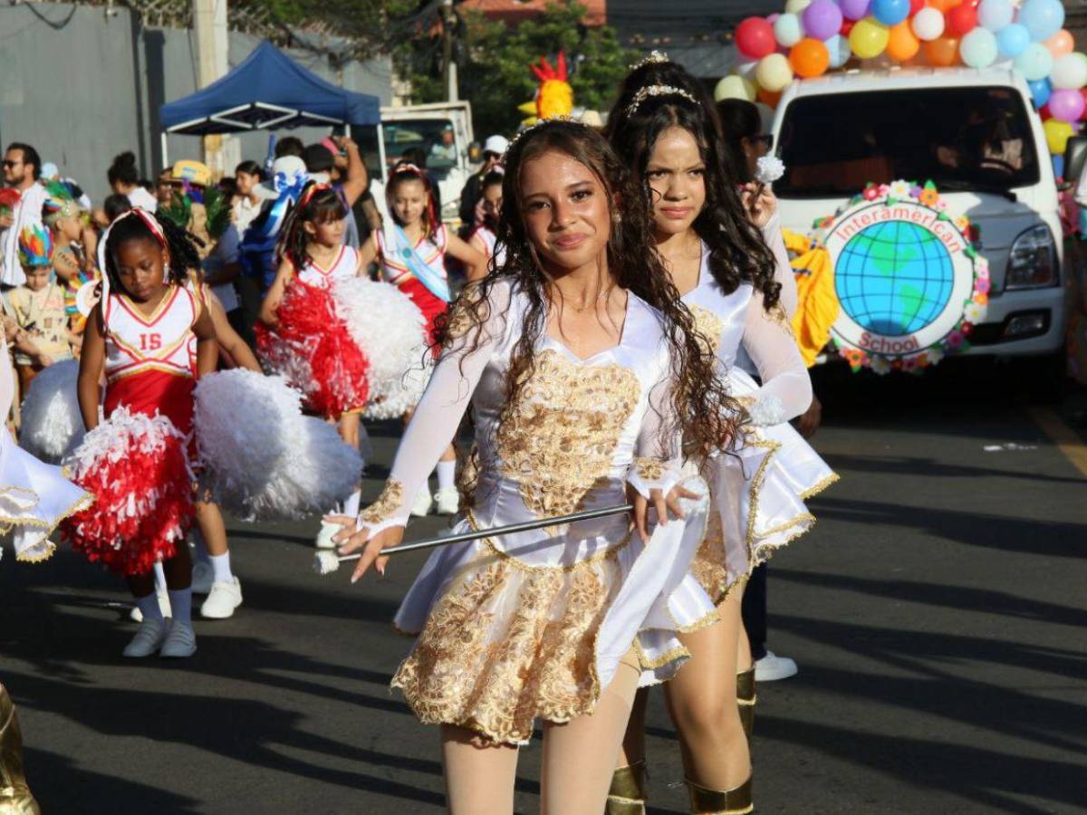 Fauna, próceres, palillonas y más: escuelas conmemoran el 204 aniversario de independencia