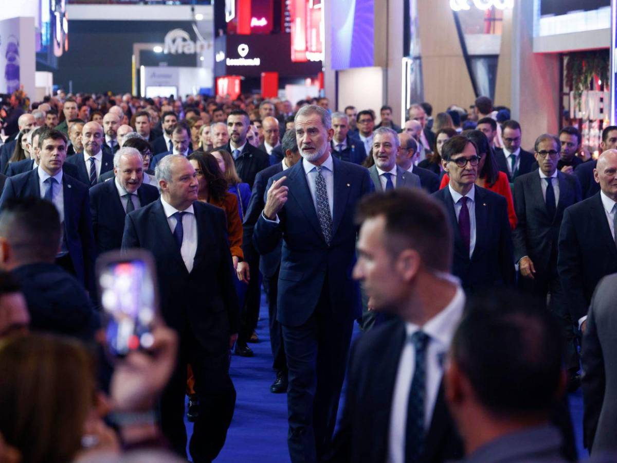 El rey Felipe VI abre el MWC 2026 en Barcelona, dominado por IA y robots