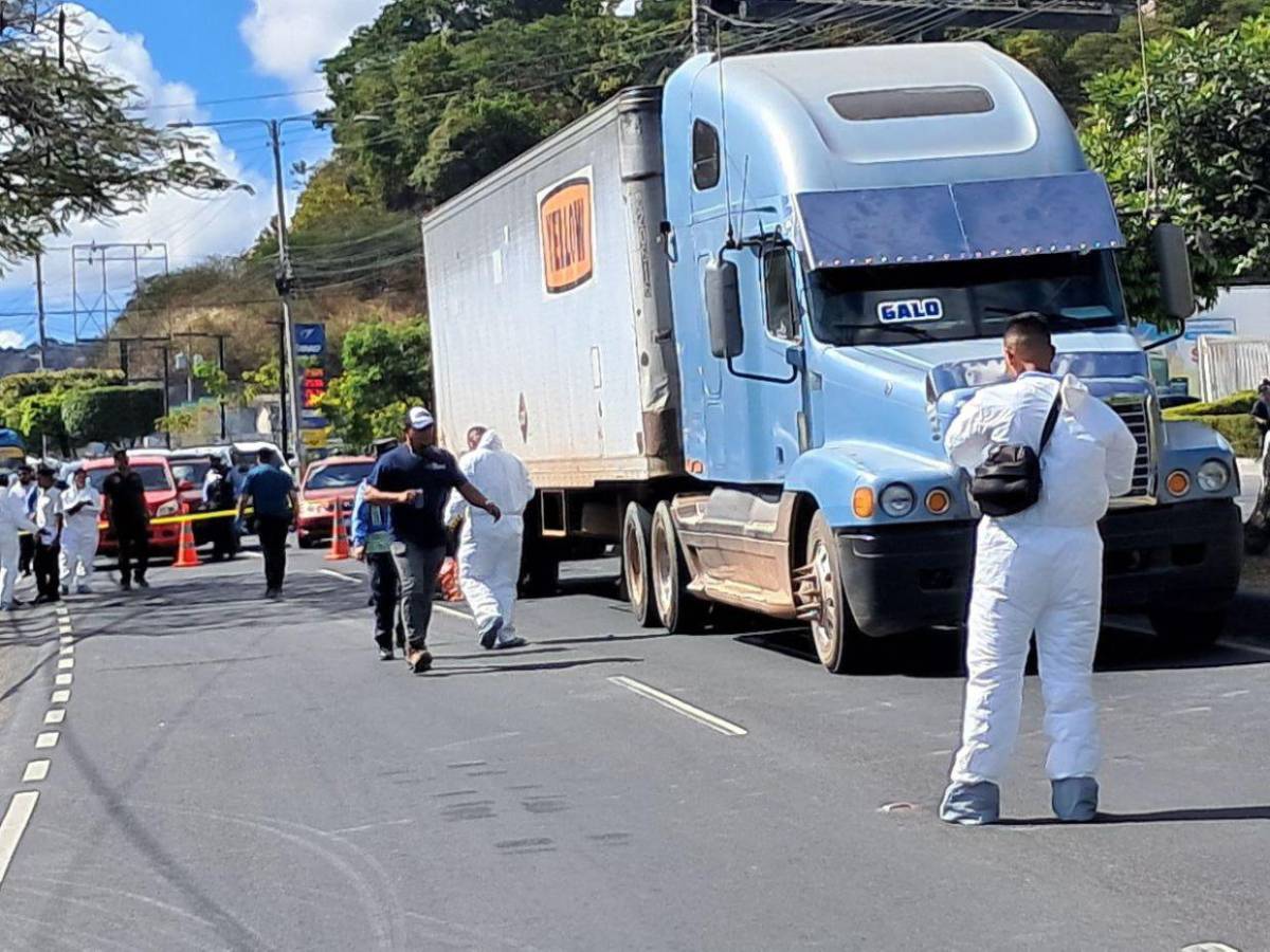 Entre las llantas de una rastra: Motociclista muere atropellado en el bulevar FF AA
