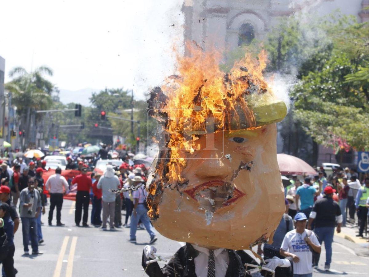 Queman monigote de Donald Trump durante marcha del Día del Trabajador en SPS