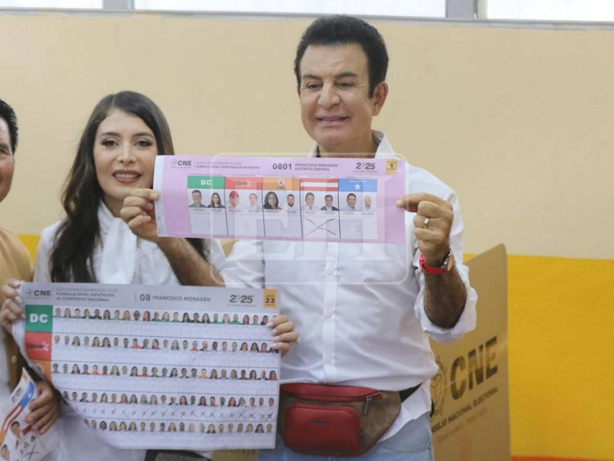 Salvador Nasralla celebra su voto y muestra sus papeletas