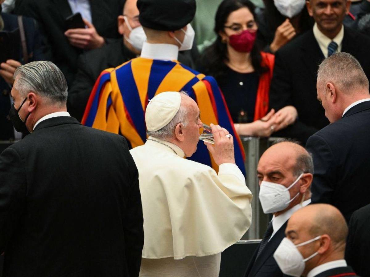 El papa Francisco toma un vaso de agua durante la audiencia general semanal el 13 de abril de 2022 en la Sala Paul VI en el Vaticano.