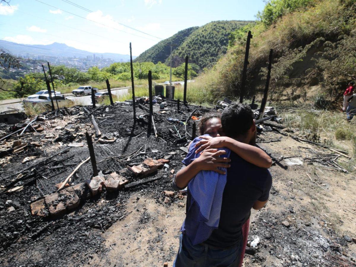 Familia queda en la calle tras voraz incendio en su vivienda
