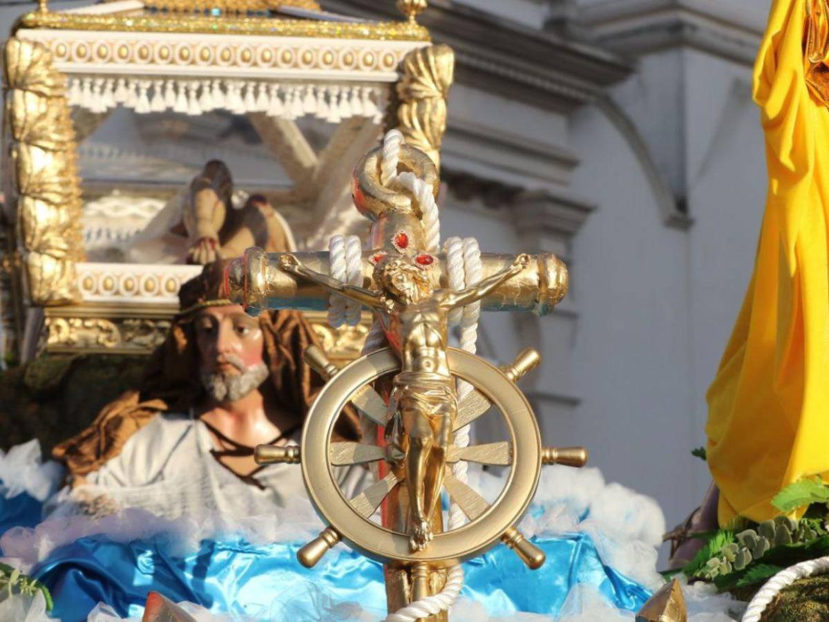 Así se desarrolló la solemne procesión del Santo Entierro en la capital