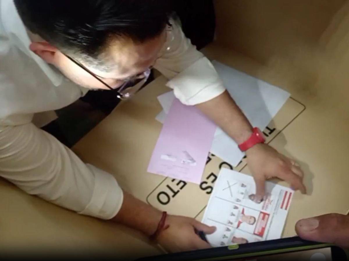 Jorge Cálix ejerce el sufragio tras horas de espera por atraso de maletas electorales