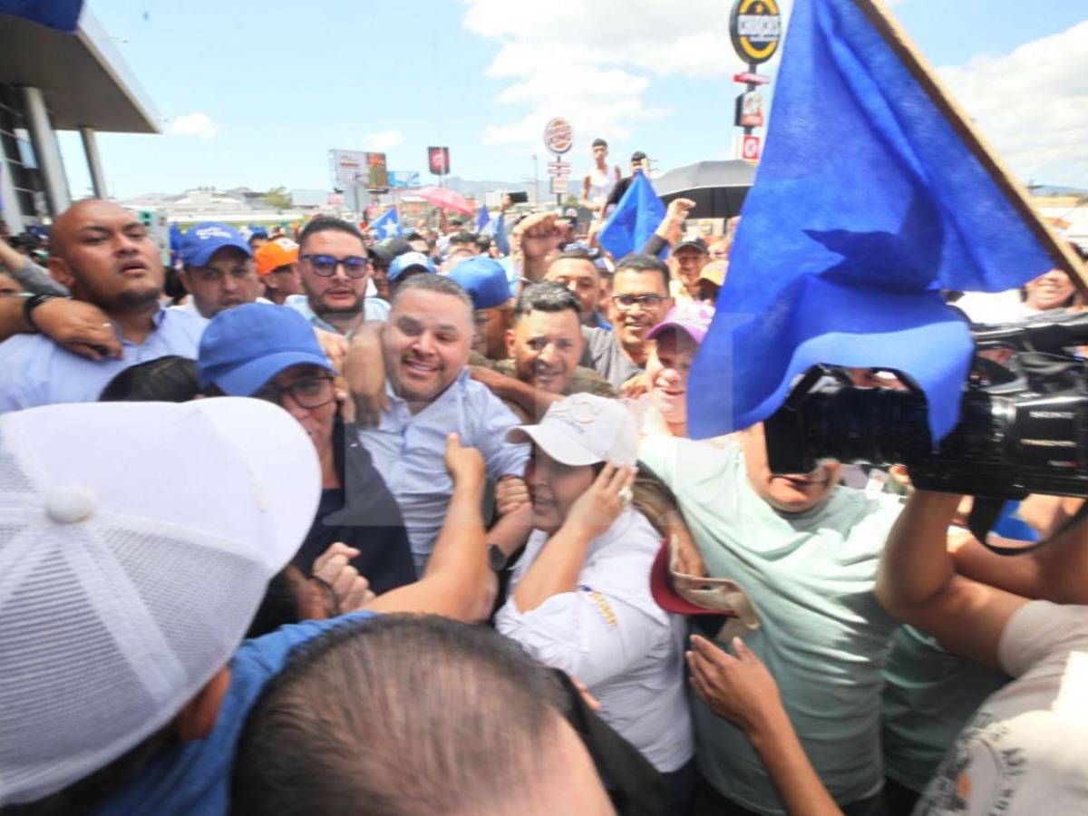 Multitud de nacionalistas recibe a David Chávez tras más de un año prófugo por orden de captura