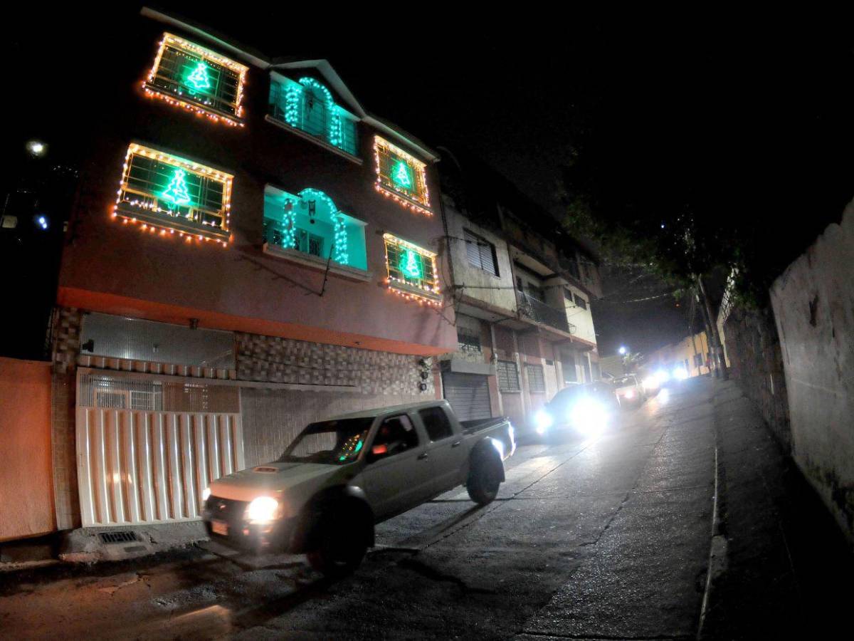 La capital viste sus noches de luces y alegría en la víspera de Navidad La capital viste sus noches de luces y alegría en la víspera de Navidad